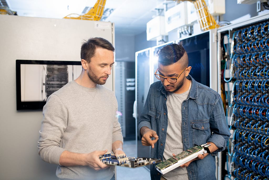 Teknikere oppgraderer system i serverrom