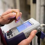 Tekniker med kabelanalysator