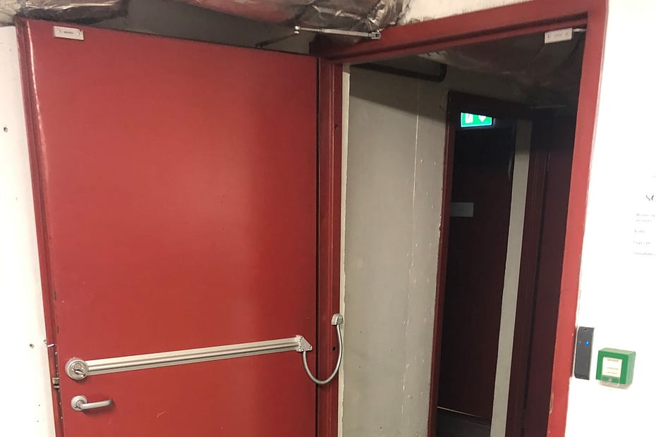 Branndør som står åpen